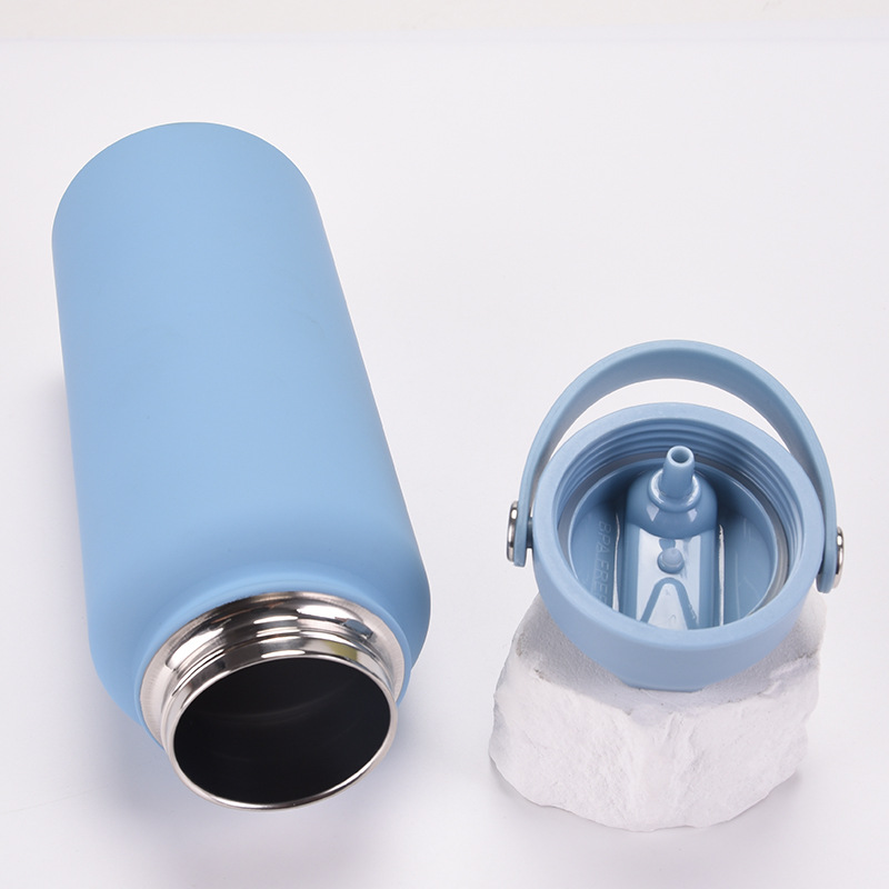Large-mouth opening and straw detail on stainless steel insulated water bottle