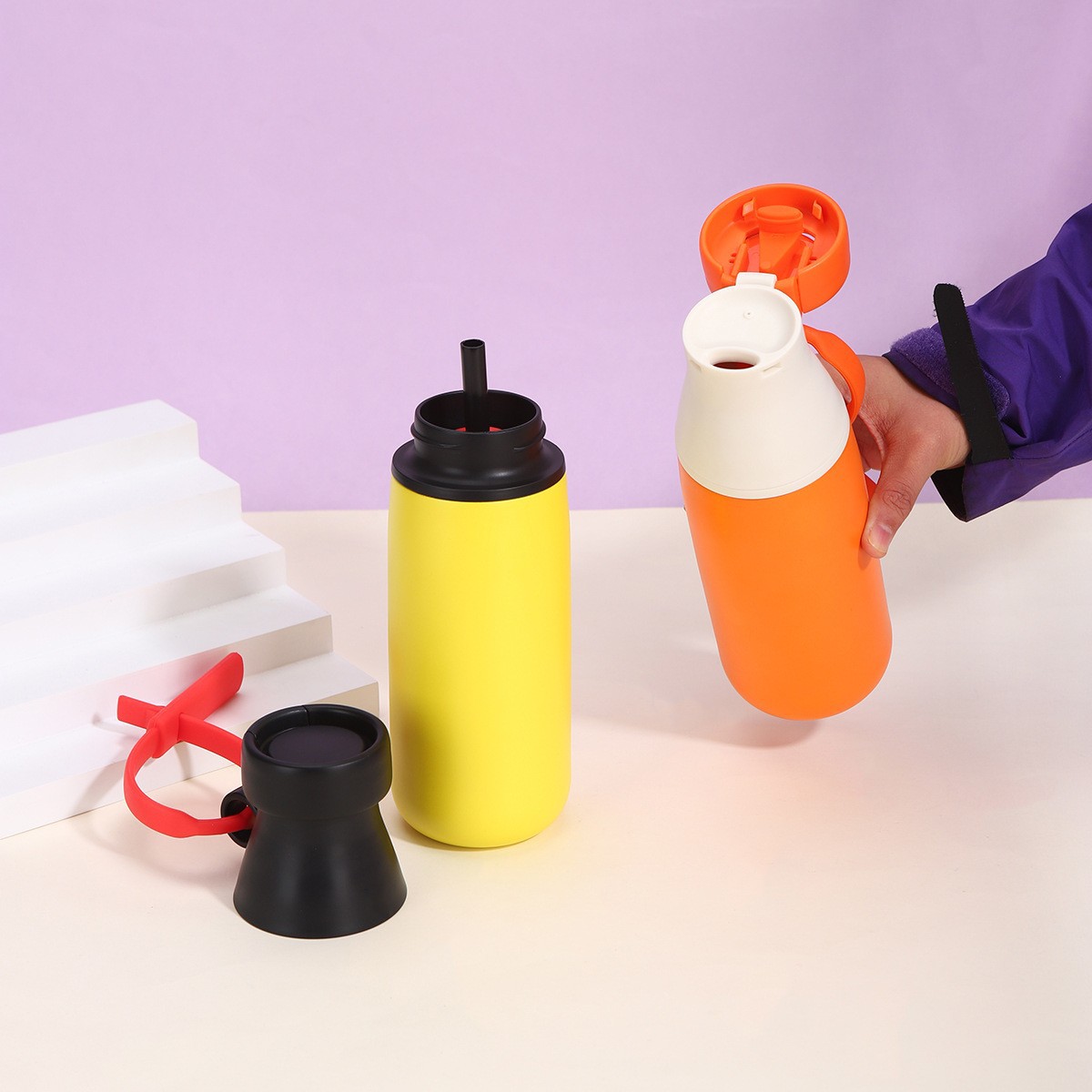 Dual-drink lid demo showing sip spout and straw access