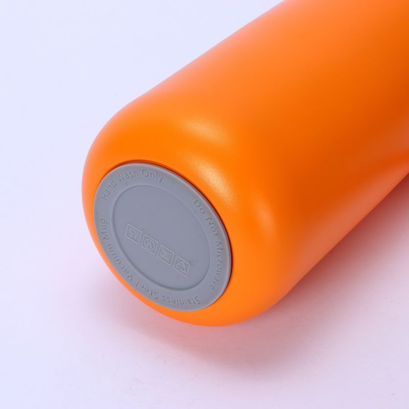 Non-slip bottle base pad detail on insulated bottle